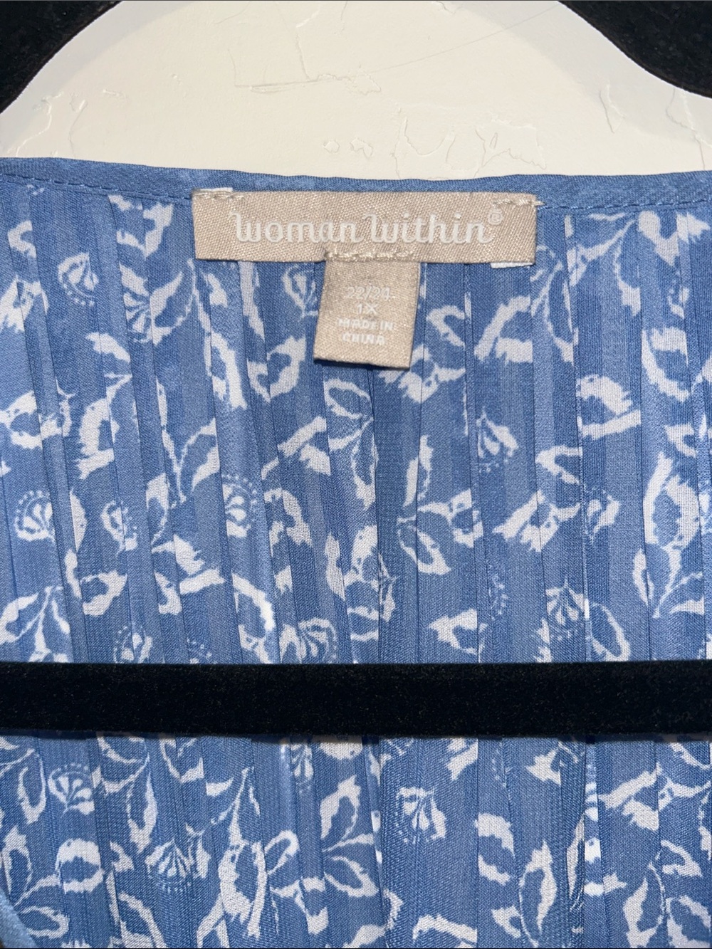Woman Within 1X 22/24 Accordion Pressed Metal Embellished Flowy Blue Floral Top - Picture 4 of 13